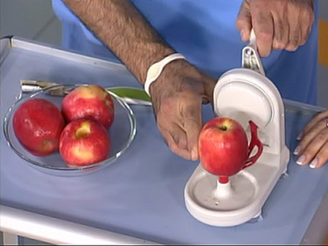 Для лучшего хранения яблоки протирают. Яблоки для кишечника. Необычные приборы для чистки фруктов. Чистка кожуры яблок прибор. Как правильно чистить яблоко.